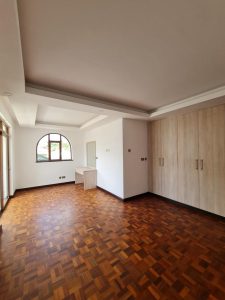 6 Bedroom Ambassadorial House12